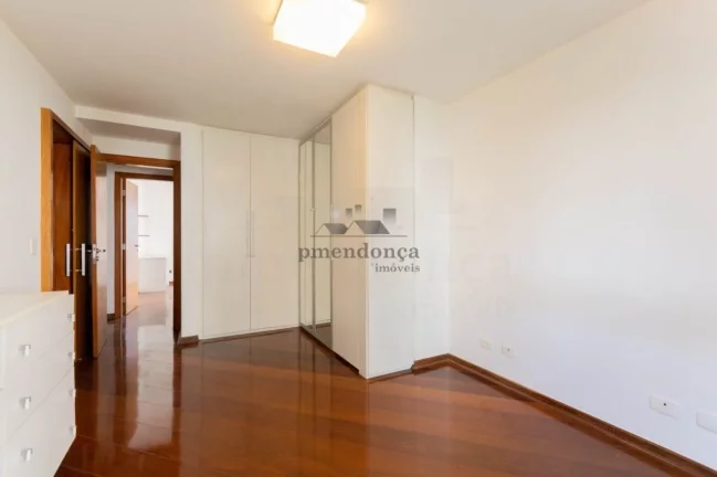Imagem Belo apartamento com armários embutidos, arejado e iluminado. Amplo living para 02 ambientes, terra...