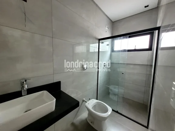 Imagem Casa Nova no Condomínio Tangará – Parque Tauá, Londrina: 3 suítes, área gourmet, quintal amplo, alto padrão e lazer completo na Zona Sul!