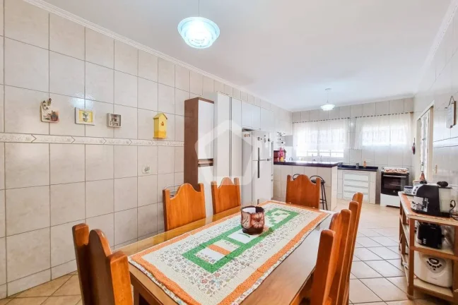 Imagem Casa 04 Dormitórios 1 Suíte com varanda 2 vagas de garagem