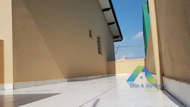 Imagem Sobrado 2 dormitórios amplos (amplos mesmo!) com janelas antirruído, quintal e garagem com 4 vagas, espaçosa varanda e uma edícula para você ter se