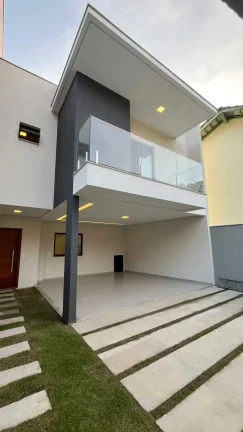 Imagem Casa Alto Padrão com 3 dormitórios sendo 1 suíte master e 2 vagas no América em Joinville/SC