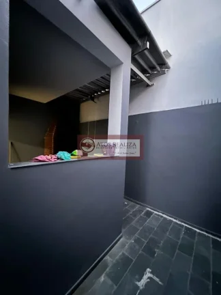 Imagem Alugo Oportunidade no em Interlagos região da cidade Dutra. Sobrado de 108m², imóvel com 2 Suítes, 1 com varanda, Cozinha ampla, Sala de estar, Sala de Jantar, Lavabo, Churrasqueira com cobertura Tetratil Zetaflex, quintal, 2 vagas de garagem cobertas com