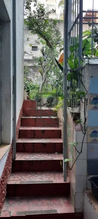 Imagem Oportunidade Imperdível: Casa Antiga em Localização Estratégica com Potencial Comercial!