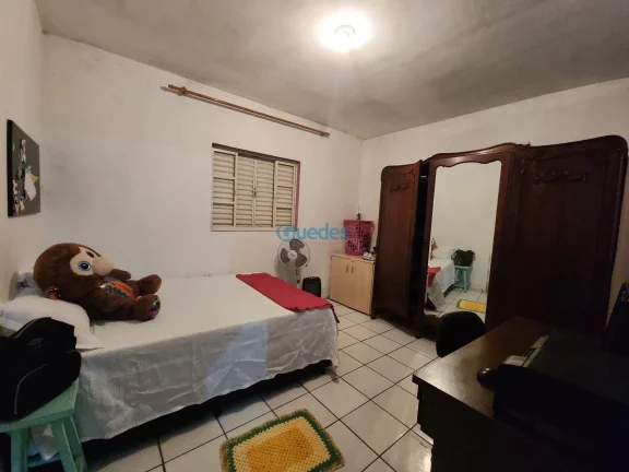 Imagem Casa em Embu das Artes, com 3 casas e 210m² por R$1.050.000 - Embu das Artes.