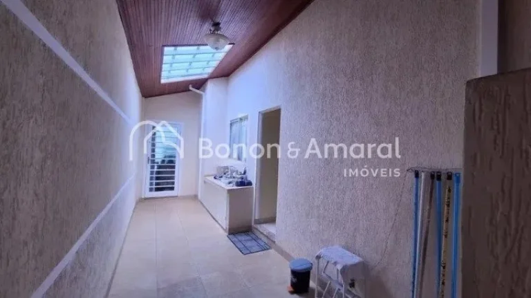Imagem Casa térrea à venda no Parque Taquaral. O imóvel conta com 3 quartos, 2 banheiros, sala, copa, co...
