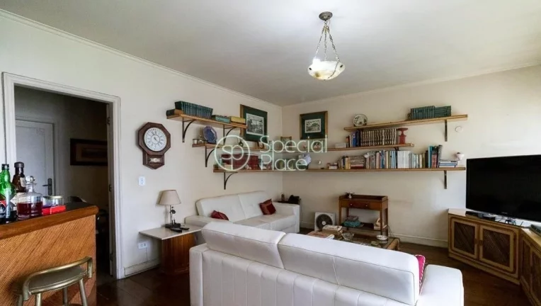 Imagem Apto com pé direito alto e rico em iluminação e ventilação natural. Possui 352m² muito bem dis...