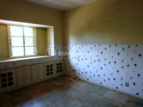 Imagem Linda casa à venda em condomínio fechado na região nobre de Sousas, a casa compõe:
4 quartos tod...