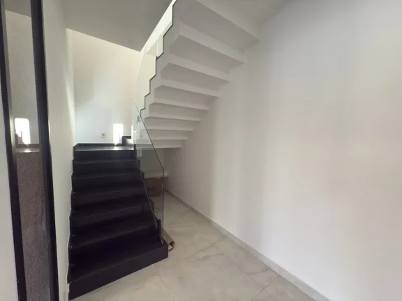 Imagem Casa a venda com 3 suítes, 4 vagas e piscina deslumbrante.
