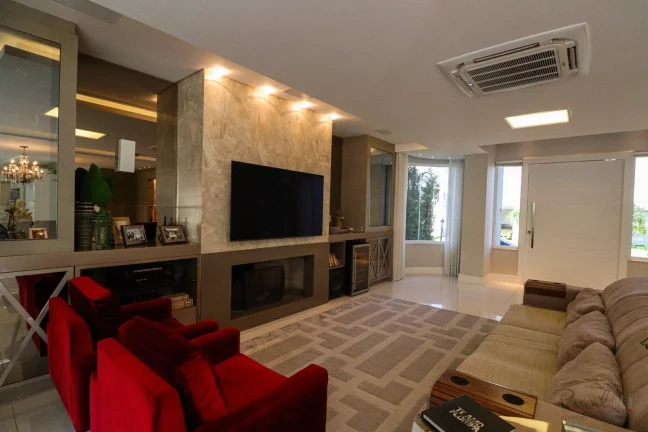 Imagem Venha conhecer esta linda casa dentro de um condomínio que fica em uma posição estratégica! Com ...