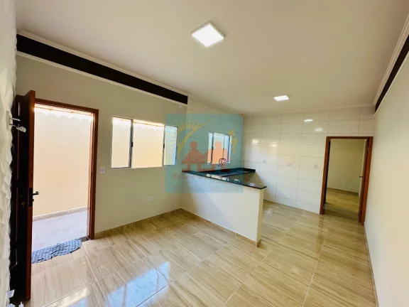 Imagem Casa a 500 Metros da Praia de Mongaguá - Com Piscina e Churrasqueira! 349mil