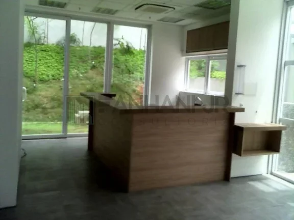 Imagem Venha se encantar com este imóvel de alto padrão, perfeito para sua empresa! Com uma fachada revestida em vidro sobre estrutura metálica, este prédio