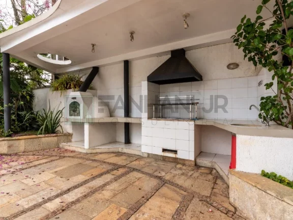 Imagem VENDO CASA CIDADE JARDIM - Próximo à Praça Alfredo Volpi. A casa possui 04 suítes sendo uma master e uma suíte com sala íntima, living para três am