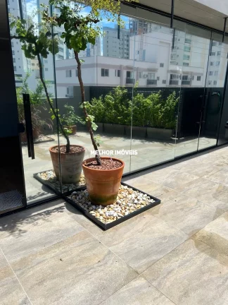 Imagem Casa de Alvenaria nova à venda com 5 suítes e 8 vagas de garagem localizada no centro de Balneário Camboriú