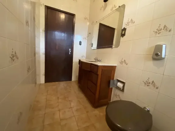Imagem Espetacular Casa com 5 Dormitórios, Jardim Encantador e Pomar Privativo – Localização Privilegiada!