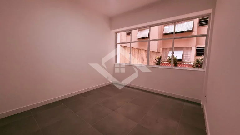 Imagem Apartamento de 4 Quartos Reformado no Posto 4 de Copacabana – Venda Direta!