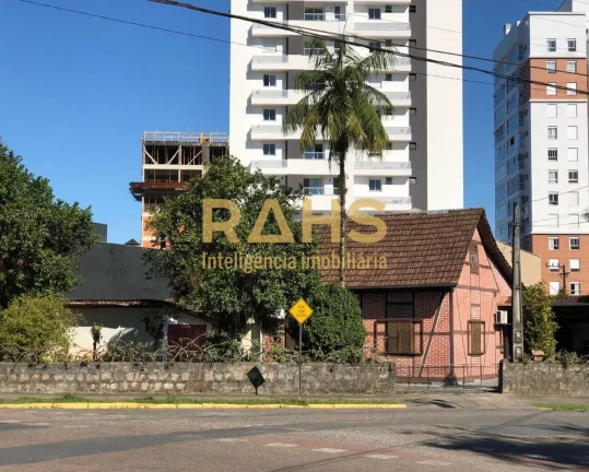 Linda casa enxaimel, de esquina com a Rua Eça de Queiroz, localizada em uma excelente área comerci...