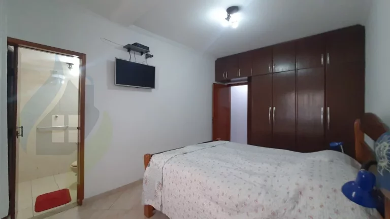 Imagem Casa de 2 dormitórios sendo 1 suíte, 3 banheiros, 3 vagas, com 240m² no Rudge Ramos, São Bernardo do Campo