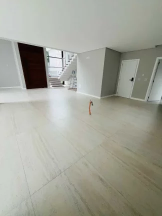 Imagem Casa alto padrão com 3 suítes sendo 1 master e 5 vagas - América | Joinville/SC