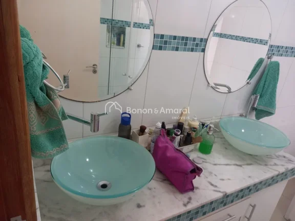 Imagem Linda e espaçosa casa em rua sem saída, lugar muito tranquilo e acessível. A residência possui 3...