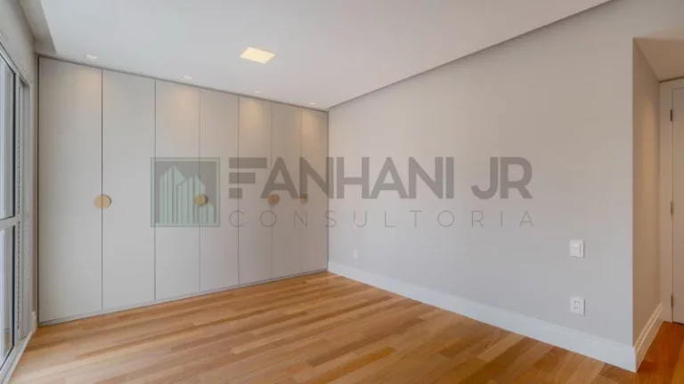 Imagem Venha se encantar com este apartamento de 130m² totalmente reformado, localizado no coração da Vila Nova Conceição. Com 2 quartos, sendo 1 suíte, es
