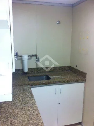 Imagem Sala Comercial de 107m² com 4 Vagas na Av. Rio Branco, Centro-