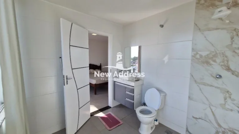 Imagem Casa triplex com vista privilegiada de Vila Velha, sala ampla, suíte com closet e garagem para até 3 carros. Imóvel espaçoso e bem distribuído.