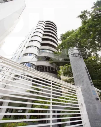 Imagem Apartamento em Perdizes com 03 sui­tes e 04 vagas, 215m².