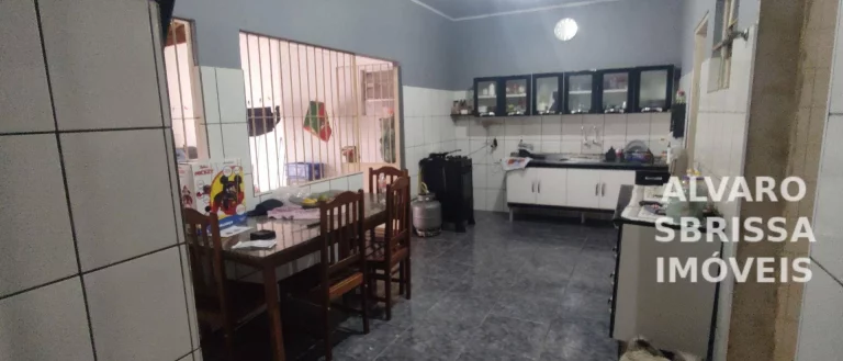 Imagem Casa com duas residências. Uma com suíte e duas vagas cobertas na garagem - outra com dois dormitórios e uma vaga na garagem na Vila Leis Itu/SP