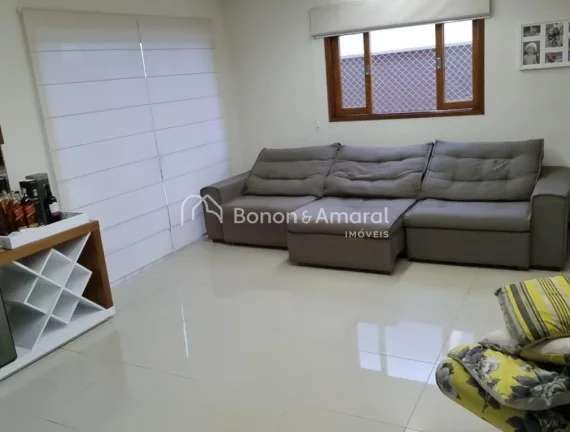 Imagem Casa aconchegante à venda no bairro Capuava, em Valinhos/SP, com ambientes espaçosos e cercada por...