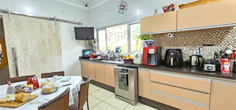 Imagem Casa para alugar com 5 quartos, sendo 2 suítes, em Alto da Lapa, São Paulo - SP