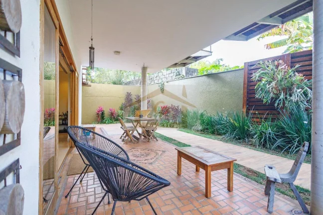 Imagem Casa à venda na Chácara Cantagalo, um bairro tranquilo e arborizado. Granja Viana