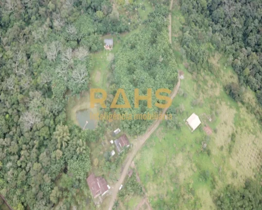 Imagem A liberdade de viver em um ambiente em meio a muita natureza. Excelente chácara, escriturada a vend...