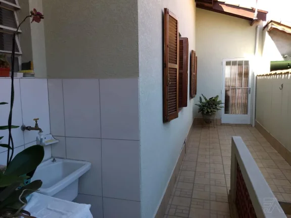 Imagem oportunidade! Ótima casa no centro de Atibaia com 287 m2 de terreno, quintal e porão