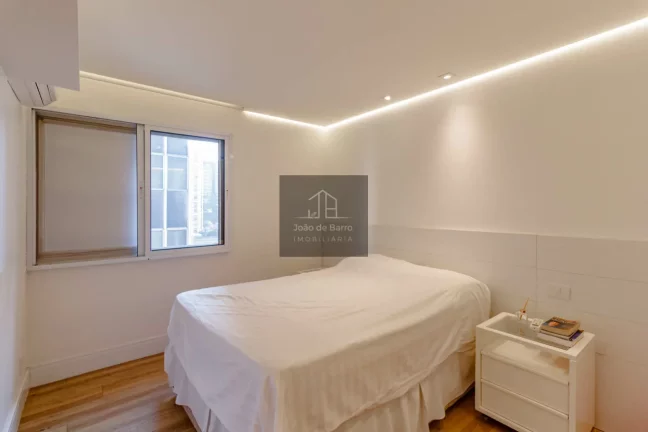 Imagem Apartamento Impecável no Itaim Bibi - 3 Dorms, 1 Suíte, 105m². Viva o Melhor de SP!