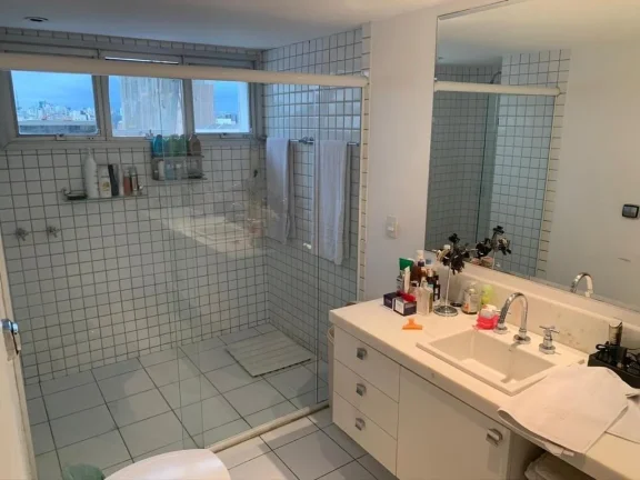 Imagem Apartamento de alto padrão no Jardim Europa, totalmente mobiliado, com 4 dormitórios sendo 4 suítes, sala de 75m² com 3 ambientes, 3 vagas.