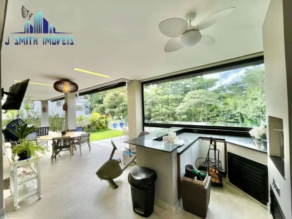 Imagem CASA À VENDA DE PORTEIRA FECHADA! Impecável, 4 suítes, elevador, piscina