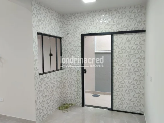 Imagem Casa com 2 quartos (1 suíte), sala com pé direito alto, copa, banheiro social e garagem coberta em lote de 126m² – Pronta para morar!