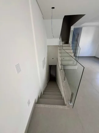 Imagem Sobrado triplex com 3 suítes e 4 vagas de garagem no bairro Ariribá em Balneário Camboriú/SC