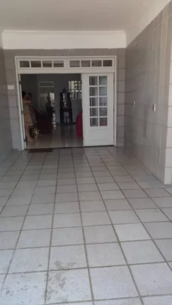 Imagem Casa no Centro - 4 Quartos, 2 Suítes, 200m², 4 Vagas de Garagem - Consulte Agora!