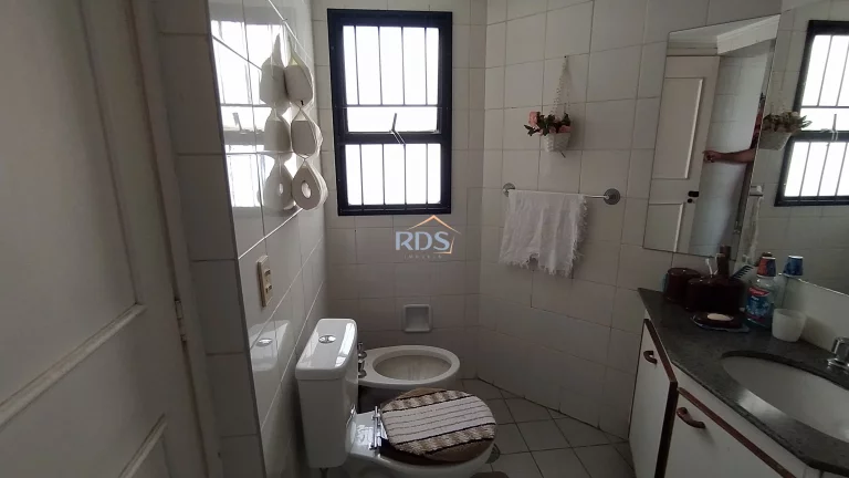 Imagem Vende apartamento de 76m² com 2 dormitórios sendo 1 suíte e com 2 vagas de garagem. Com vista livre.