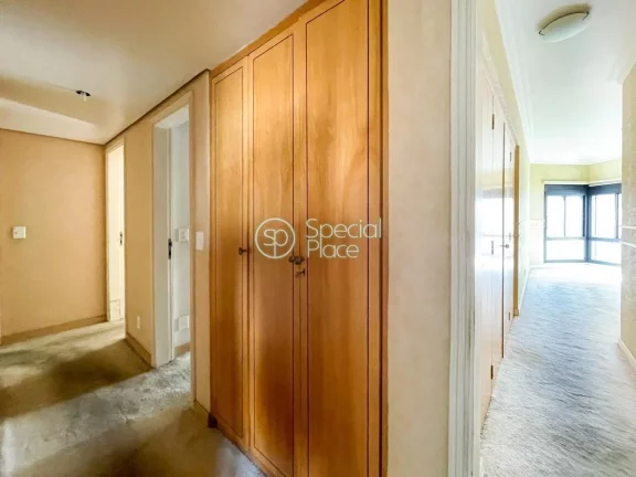 Imagem Apartamento enorme. São 215m2 de área útil, 3 dormitórios ( 3 suítes ) e 4 vagas na garagem. Li...
