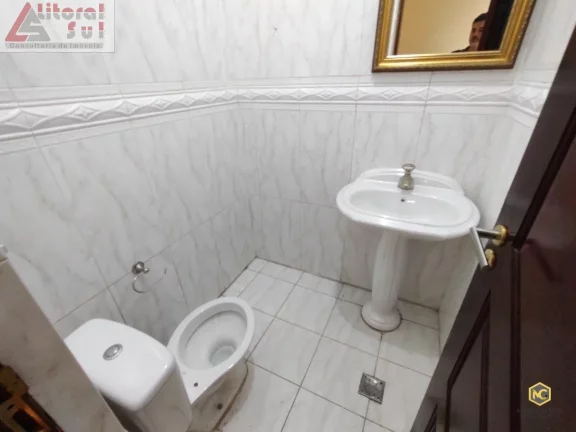 Imagem Imperdível Casa para Locação na Aviação, Praia Grande-SP: 3 Quartos, 3 Suítes, 1 Sala, 5 Banheiros e 5 Vagas de Garagem!