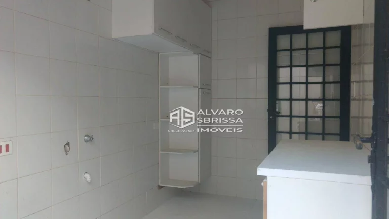 Imagem Casa estilo colonial, possui 3 suítes com ar condicionado e armários. Condomínio Portella Itu SP