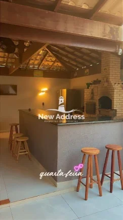 Casa duplex à venda em Interlagos, a apenas 100 metros da praia, com 3 quartos, suíte com varanda e excelente potencial para moradia ou investimento.