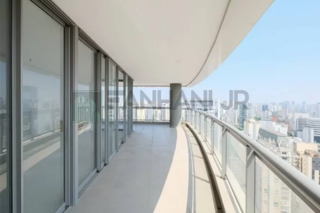 Imagem More no bairro mais valorizado de São Paulo, Vila Nova Conceição, em uma cobertura duplex que é uma verdadeira obra de arte. Com 4 quartos e 5 banheir