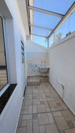 Imagem Casa em condomínio com 55 m², composta por 2 suítes (uma com varanda, as duas suítes ainda vão ...