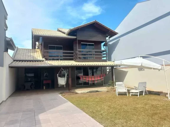 Imagem Casa com 3 dormitórios sendo 1 suíte e 2 vagas de garagem em Penha/SC