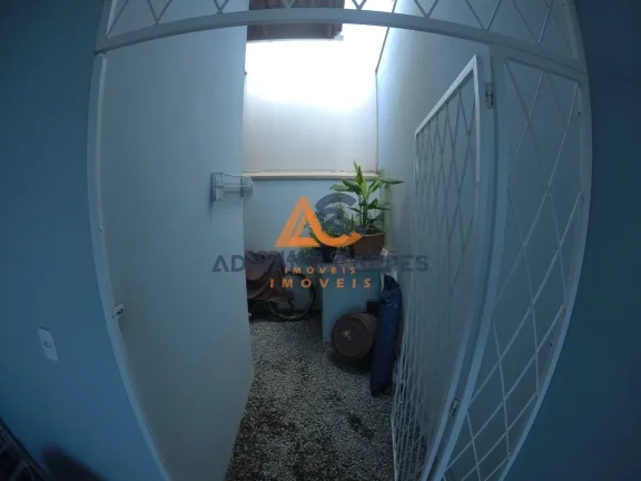 Imagem Casa de esquina com 2 dormitórios, sendo 1 suíte, em Balneário Piçarras Adriano Carpes Imóveis vende
