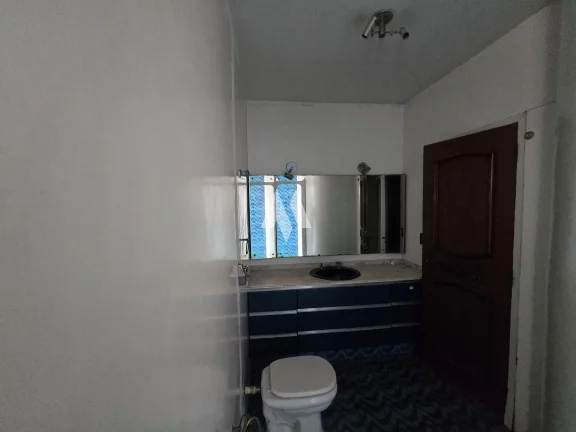 Imagem sobrado 4 dormitórios, 2 vagas, piscina, para locação