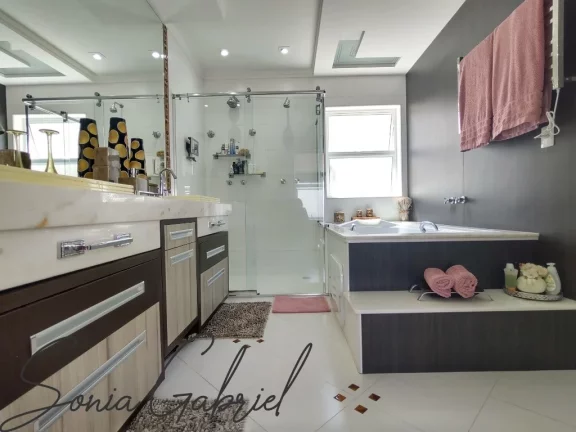 Imagem Luxuosa casa em condomínio à venda em Condomínio Terras de Vinhedo, Vinhedo-SP: 4 quartos, 4 suítes, 3 salas, 6 banheiros, 4 vagas de garagem, 560m². Imagem Luxuosa casa em condomínio à venda em Condomínio Terras de Vinhedo, Vinhedo-SP: 4 quartos, 4 suítes, 3 salas, 6 banheiros, 4 vagas de garagem, 560m².